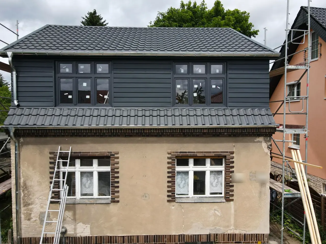 Wohnhaus · Dachsanierung, Gaube und Fassade, Metalldachziegel anthrazit