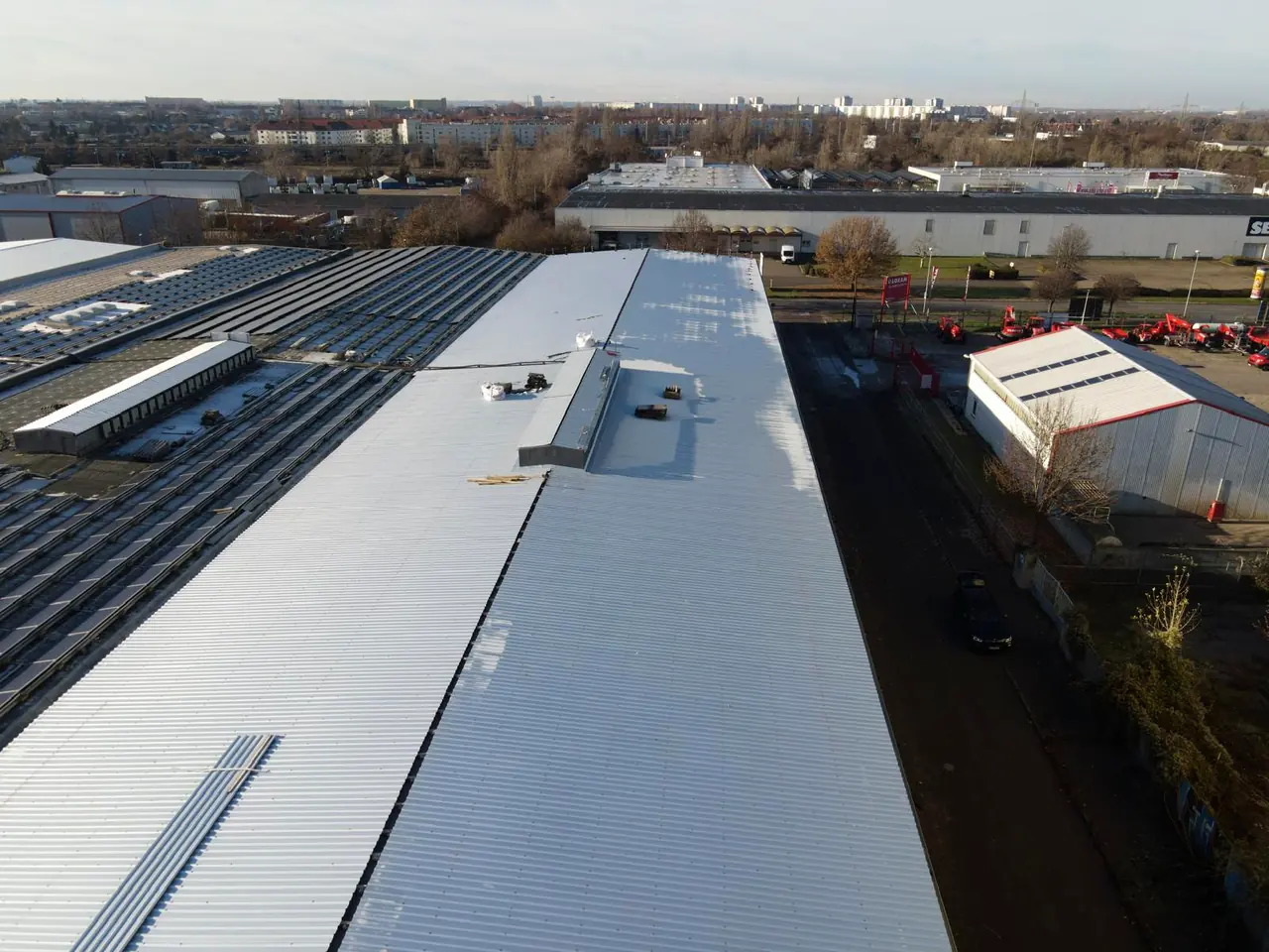 Industriehalle · Dach und Fassade aus Trapezblech
